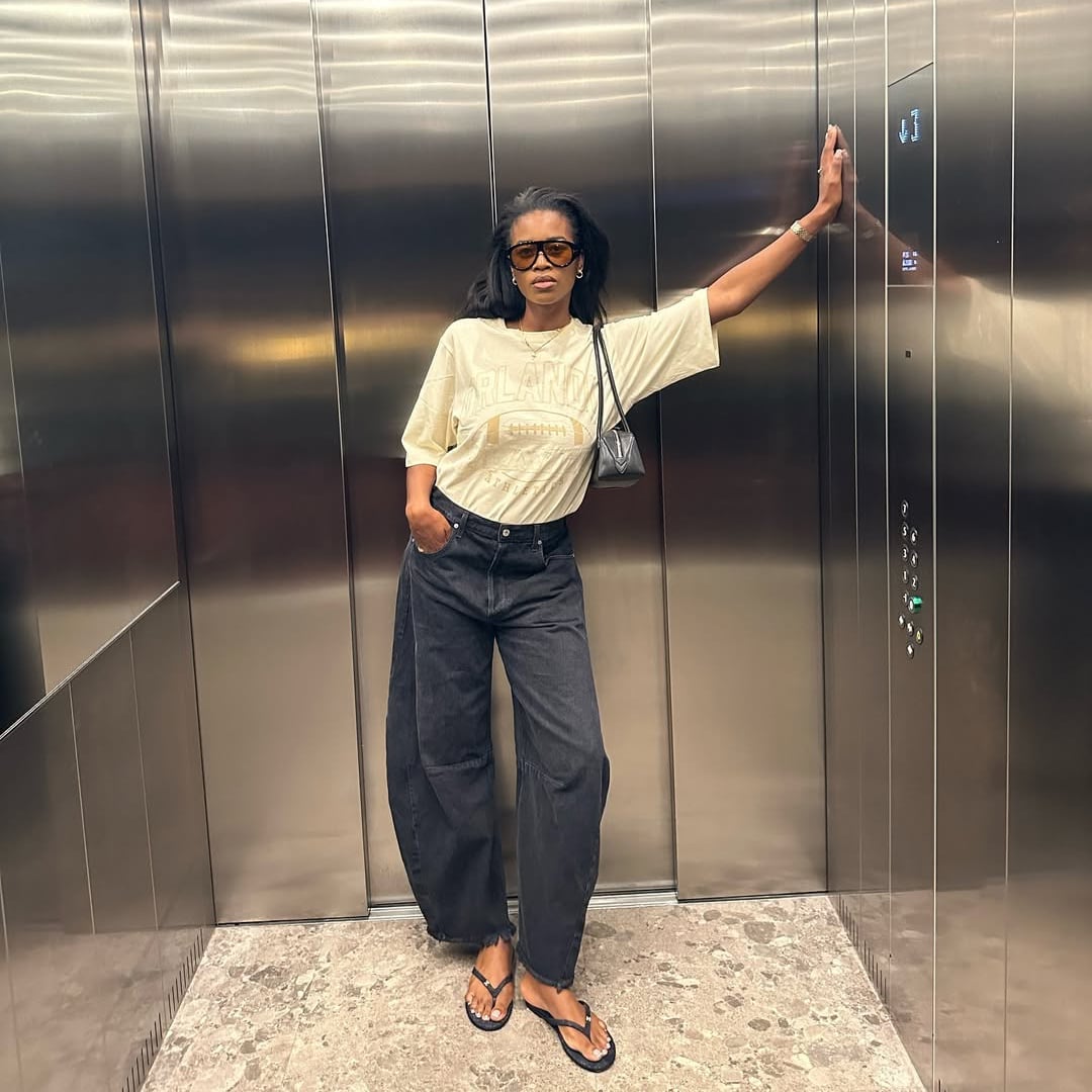 Cream Graphic T-Shirt With Oversized Black Jeans Cream Graphic T-Shirt With Oversized Black Jeans — Trendy Los Angeles Outfits