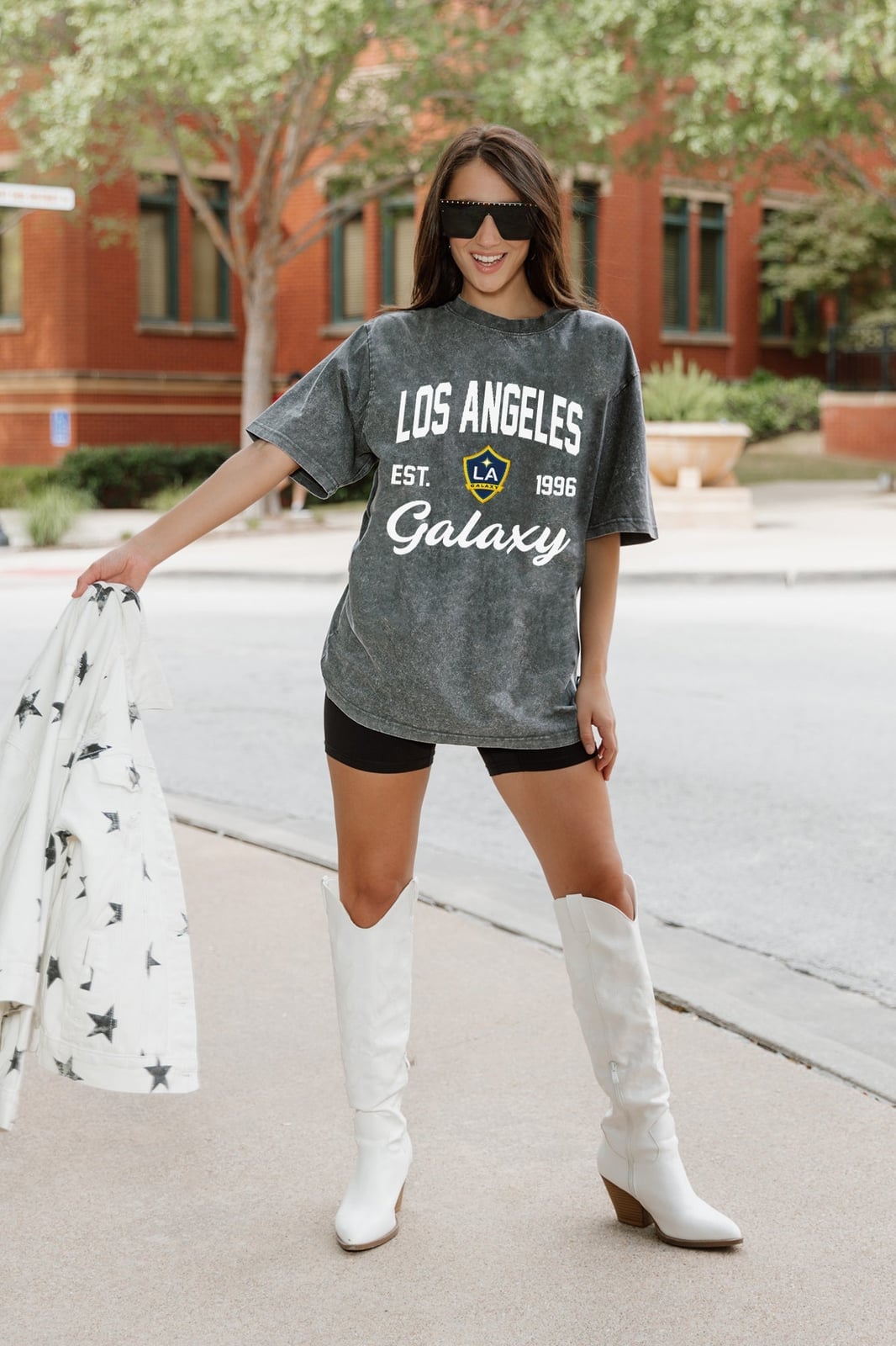 Oversized LA Galaxy T-Shirt With Biker Shorts And Cowboy Boots Oversized LA Galaxy T-Shirt With Biker Shorts And Cowboy Boots — Trendy Los Angeles Outfits