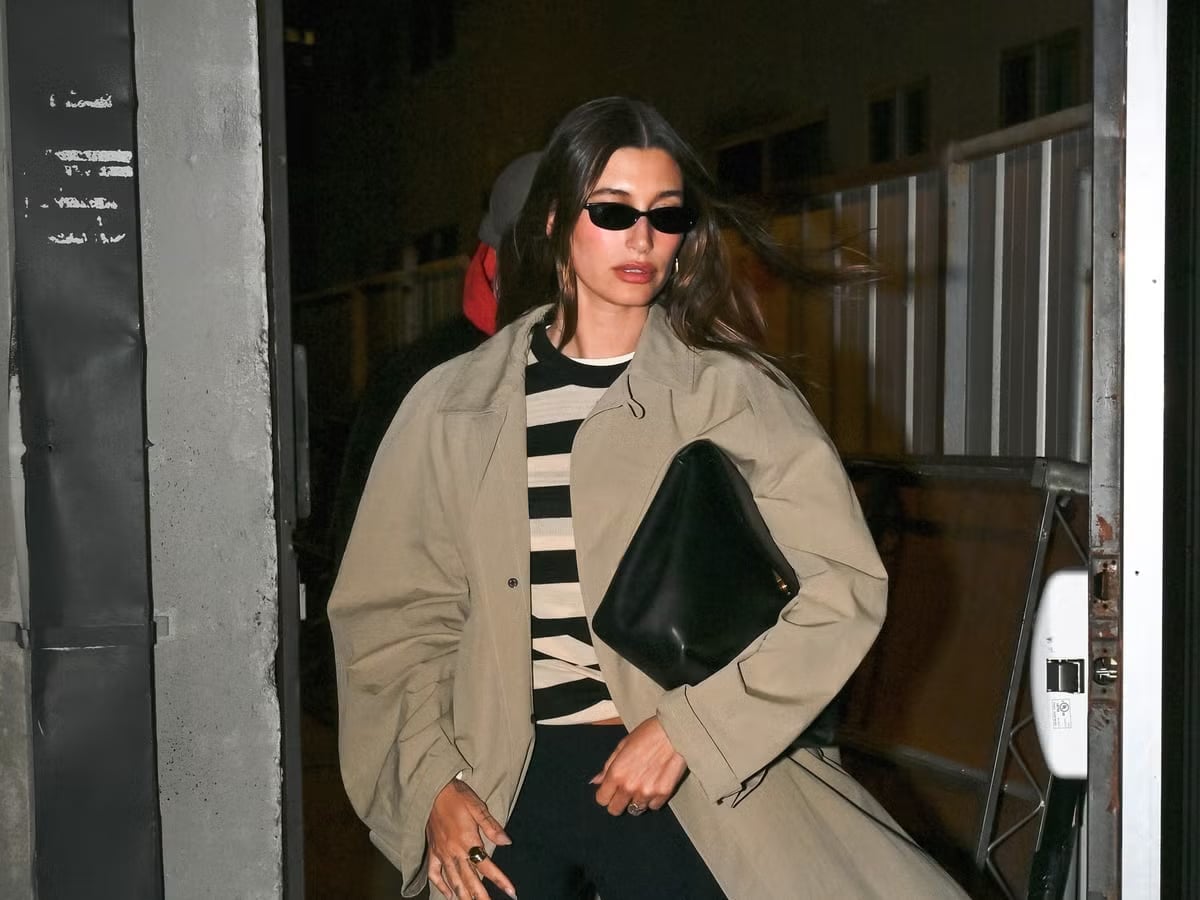 Beige Trench Coat Over Striped Shirt And Black Leggings Beige Trench Coat Over Striped Shirt And Black Leggings — Trendy Los Angeles Outfits
