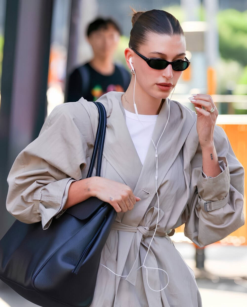 Oversized Beige Trench Coat With White T-shirt And Black Tote Bag Oversized Beige Trench Coat With White T-shirt And Black Tote Bag — Trendy Luxury Outfits