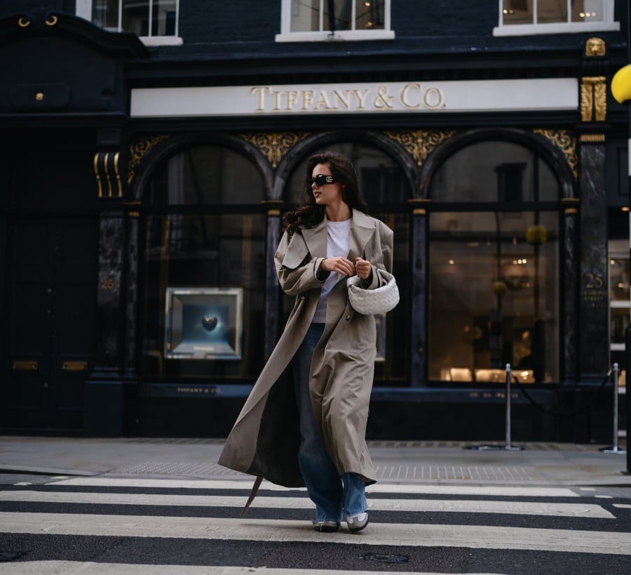 Oversized Beige Trench Coat Over White T-shirt And Blue Jeans Oversized Beige Trench Coat Over White T-shirt And Blue Jeans — Trendy Luxury Outfits