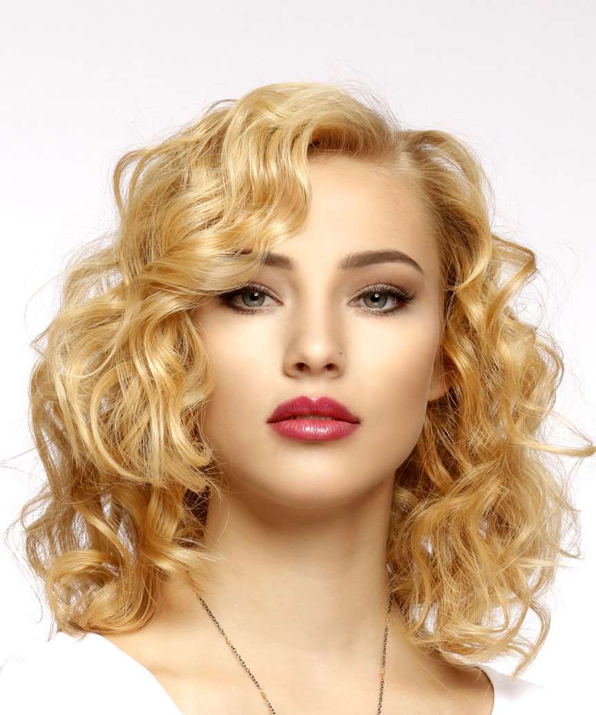 Collarbone Honey Blonde Curls With Face-Framing Layers Collarbone Honey Blonde Curls With Face-Framing Layers — Trendy Medium Curly Hair