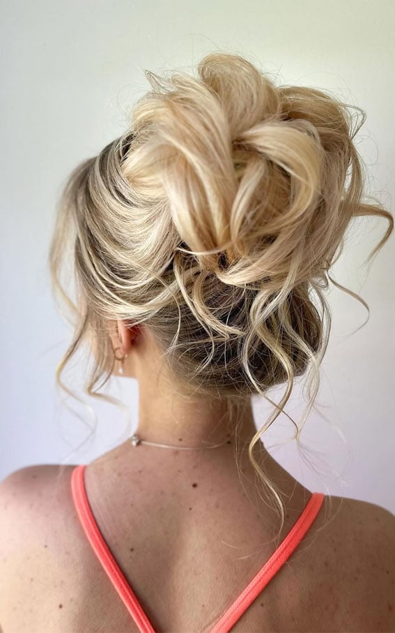 Blonde Balayage Voluminous Messy Bun — Trendy Messy Bun Updo