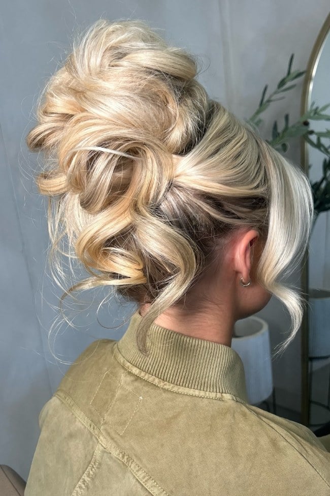 Ash Blonde High Messy Bun With Curls — Trendy Messy Bun Updo