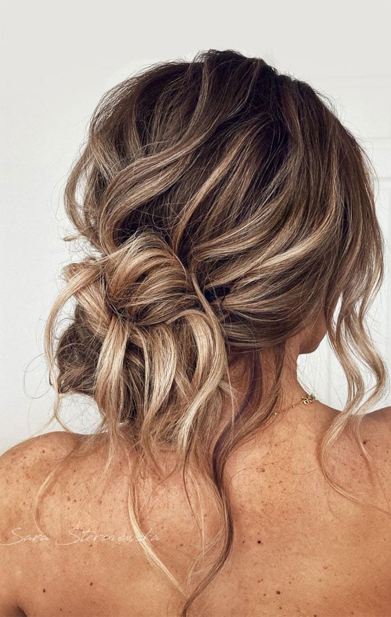 Voluminous Ash Blonde Messy Bun — Trendy Messy Bun Updo