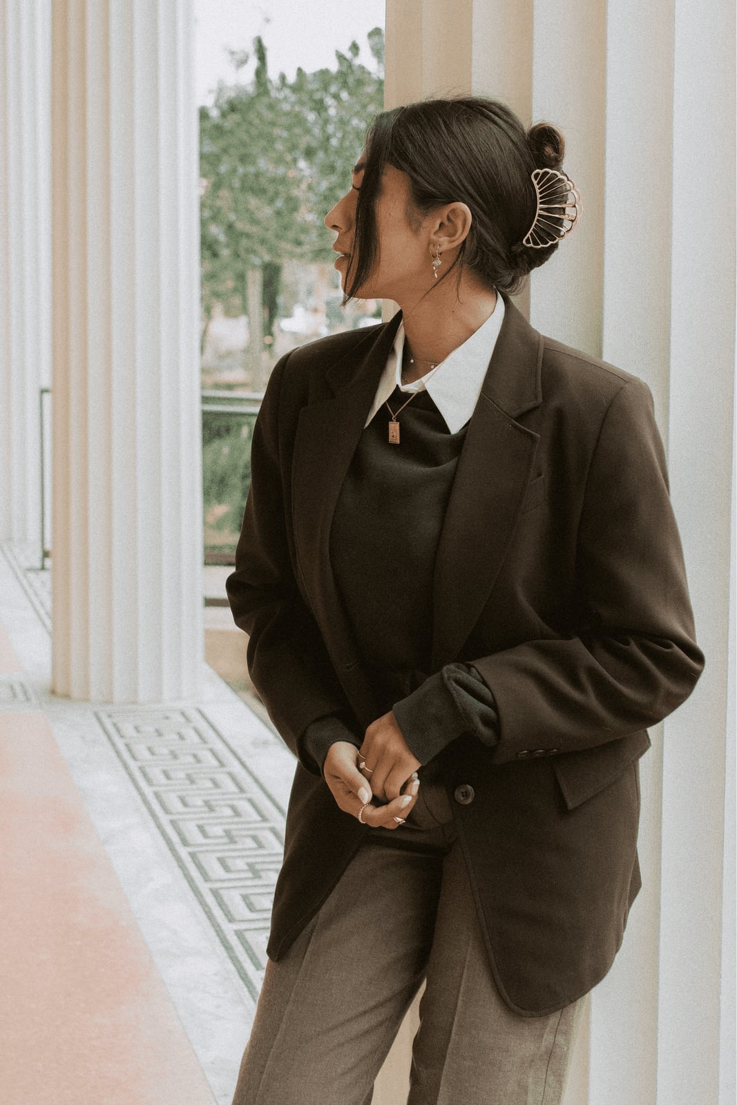 Oversized Brown Blazer Over Gray Sweater and Tailored Trousers Oversized Brown Blazer Over Gray Sweater and Tailored Trousers — Trendy Minimalist Outfits