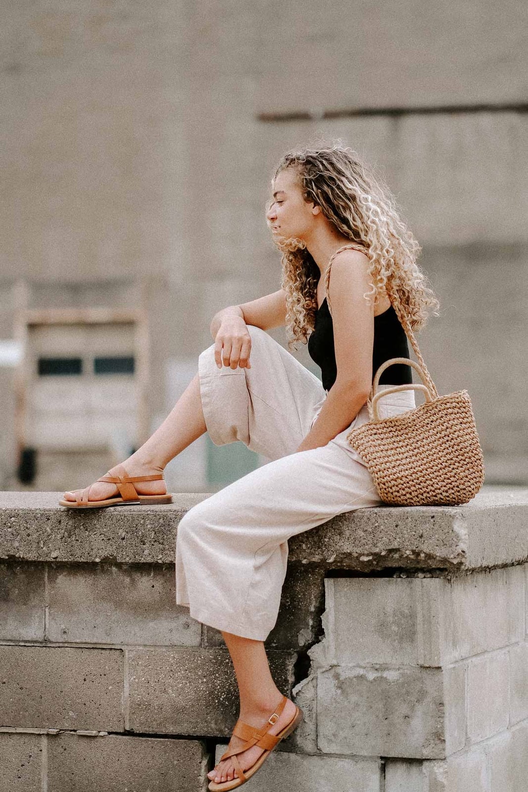 Black Tank Top with Wide Leg Cropped Beige Linen Trousers Black Tank Top with Wide Leg Cropped Beige Linen Trousers — Trendy Minimalist Outfits