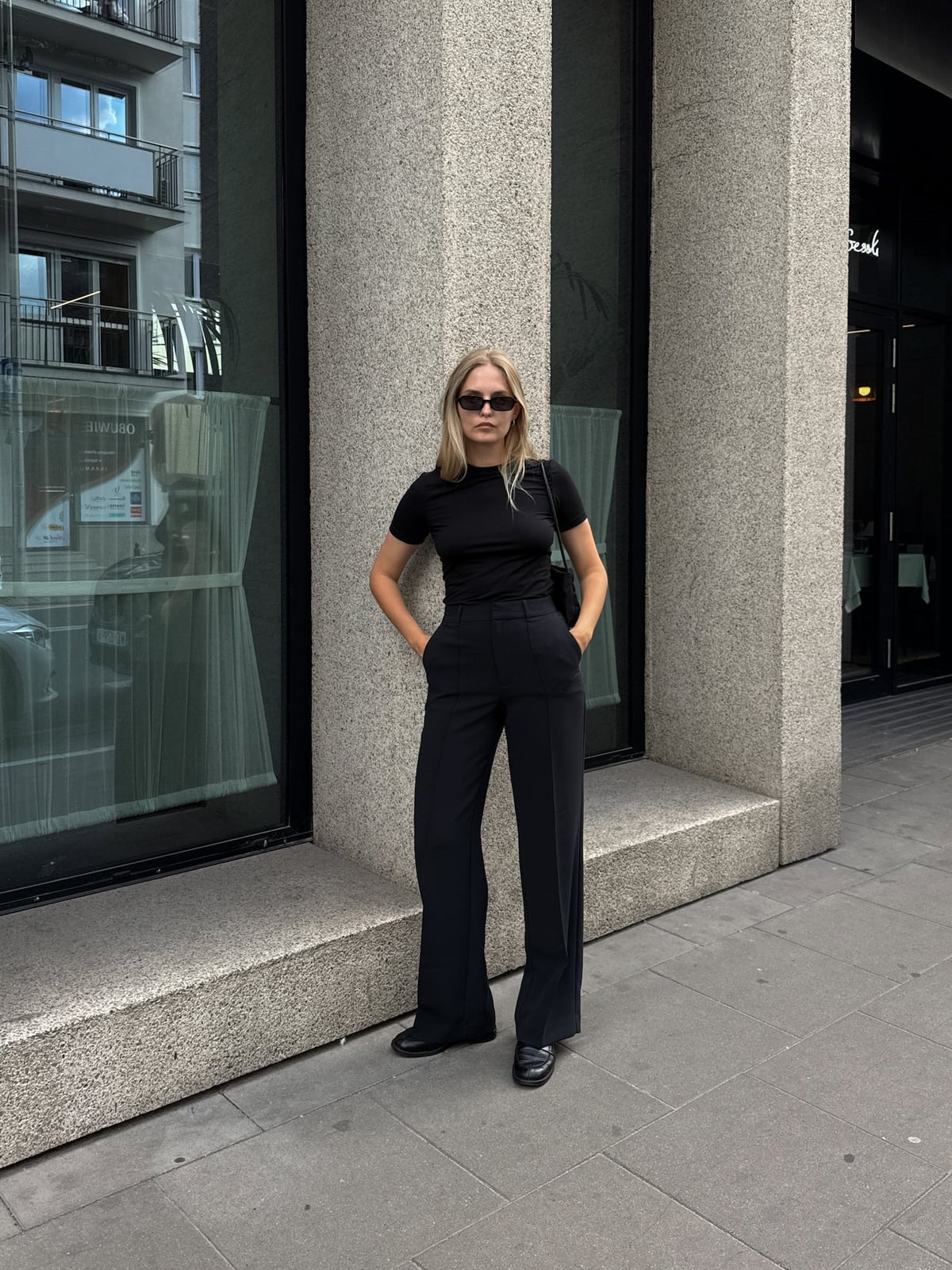 Monochromatic Black T-Shirt Wide Leg Trousers and Oversized Blazer Monochromatic Black T-Shirt Wide Leg Trousers and Oversized Blazer — Trendy Minimalist Outfits