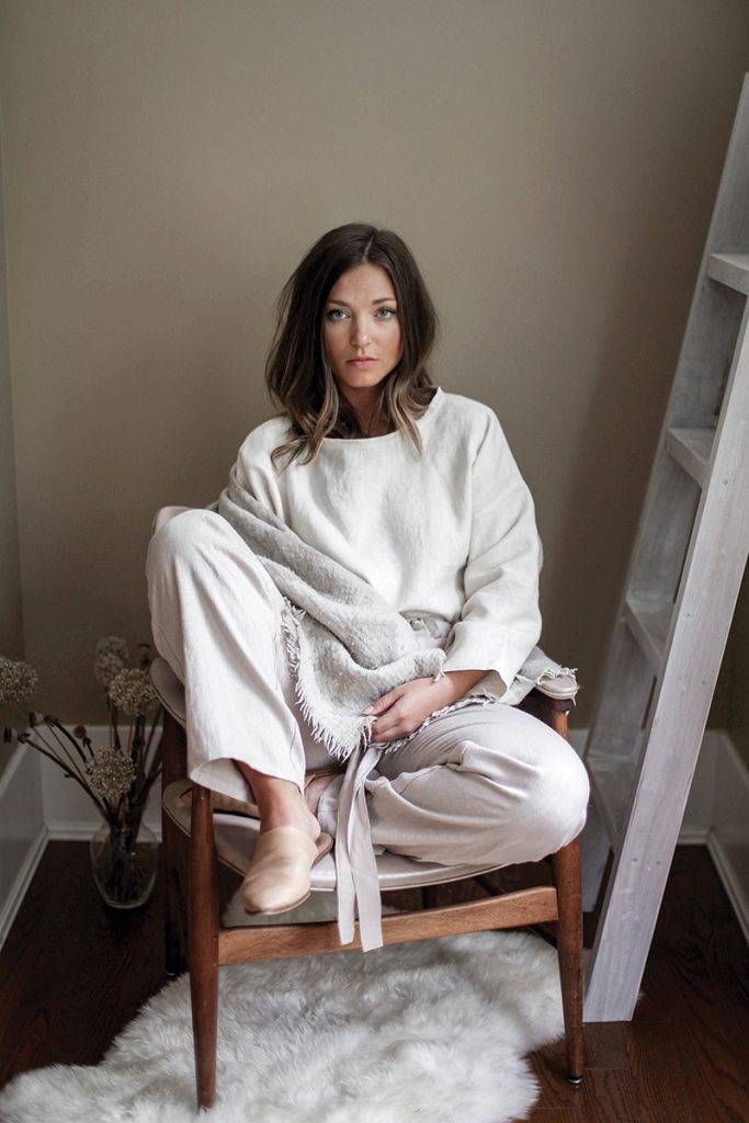 Oversized Cream Linen Top with Matching Wide Leg Trousers and Gray Oversized Cream Linen Top with Matching Wide Leg Trousers and Gray — Trendy Minimalist Outfits