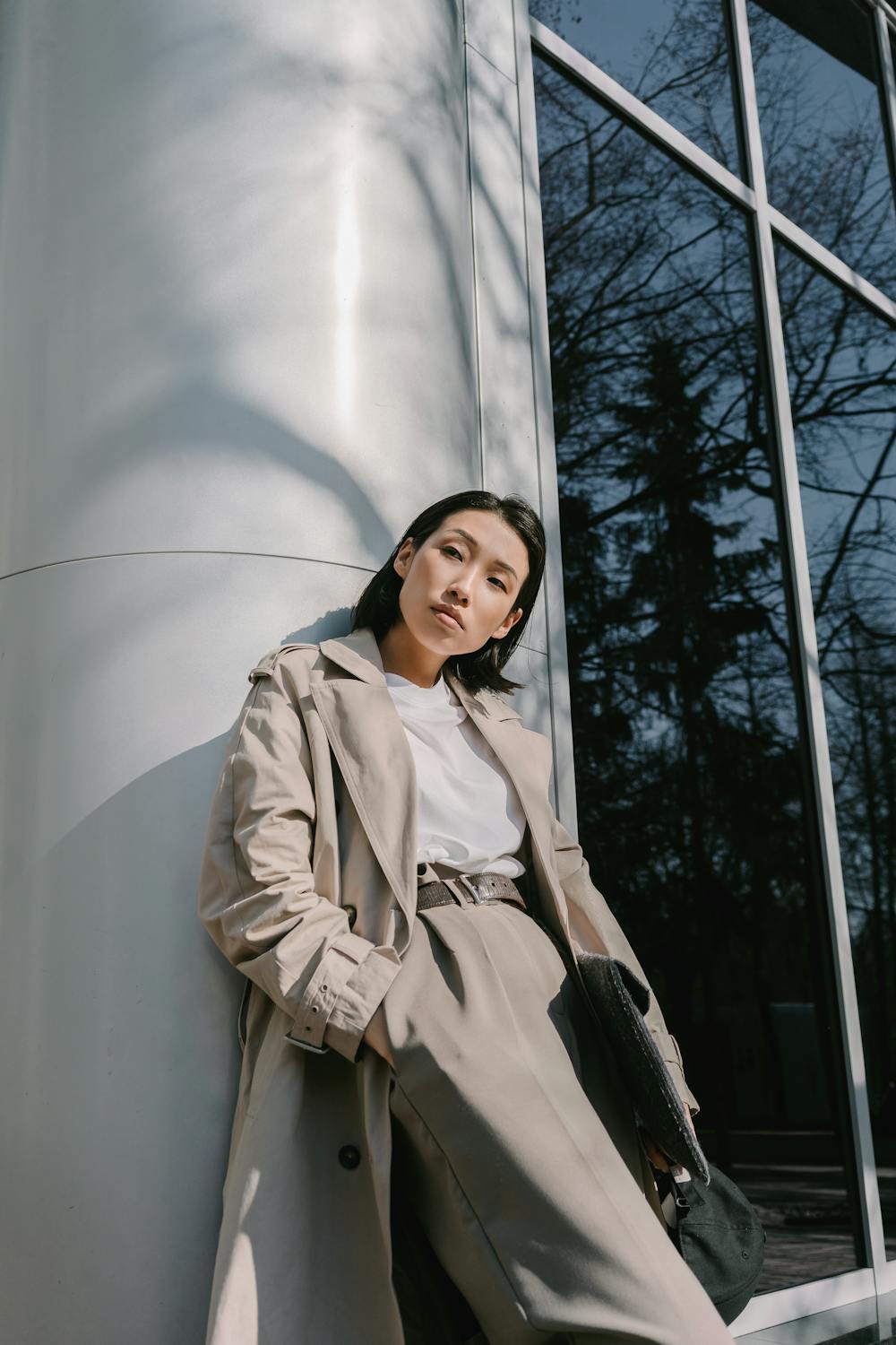 Beige Trench Coat Over White T-Shirt and Neutral Trousers Beige Trench Coat Over White T-Shirt and Neutral Trousers — Trendy Minimalist Outfits
