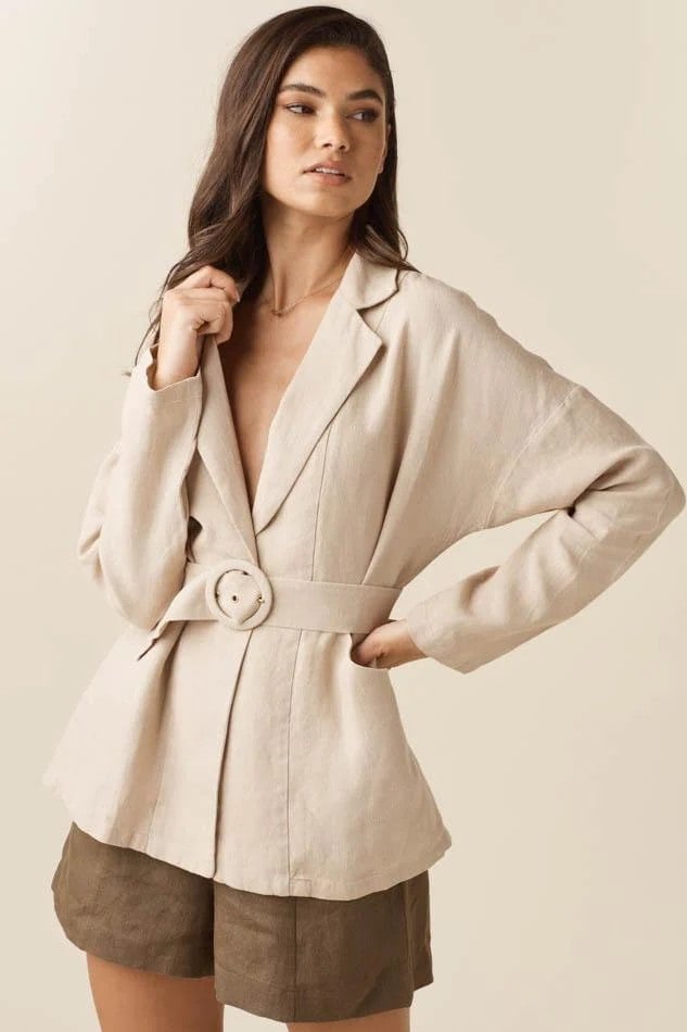 Beige Linen Blazer Cinched with a Matching Belt, Close-Up Take Beige Linen Blazer Cinched with a Matching Belt, Close-Up Take — Trendy Minimalist Outfits