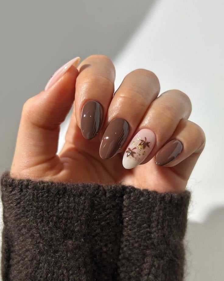 Short Oval Medium Brown Gold Leaf Accent Nails — Trendy Mocha Nails