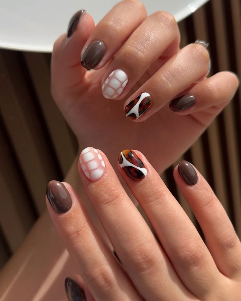 Short Oval Tortoiseshell and Grid Pattern Nails — Trendy Mocha Nails