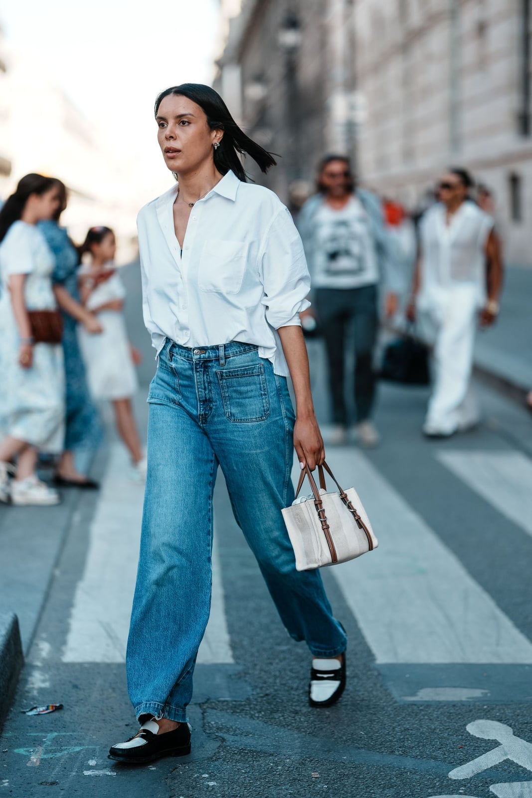 Baggy Wide Leg Jeans with an Oversized White Button-Down Shirt Baggy Wide Leg Jeans with an Oversized White Button-Down Shirt — Trendy Mom Jeans Outfits