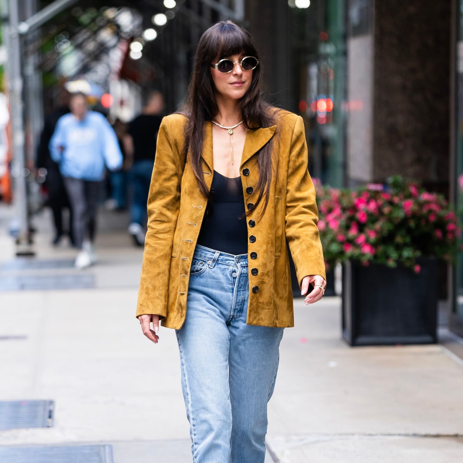 Straight Leg Mom Jeans with a Mustard Suede Jacket Straight Leg Mom Jeans with a Mustard Suede Jacket — Trendy Mom Jeans Outfits