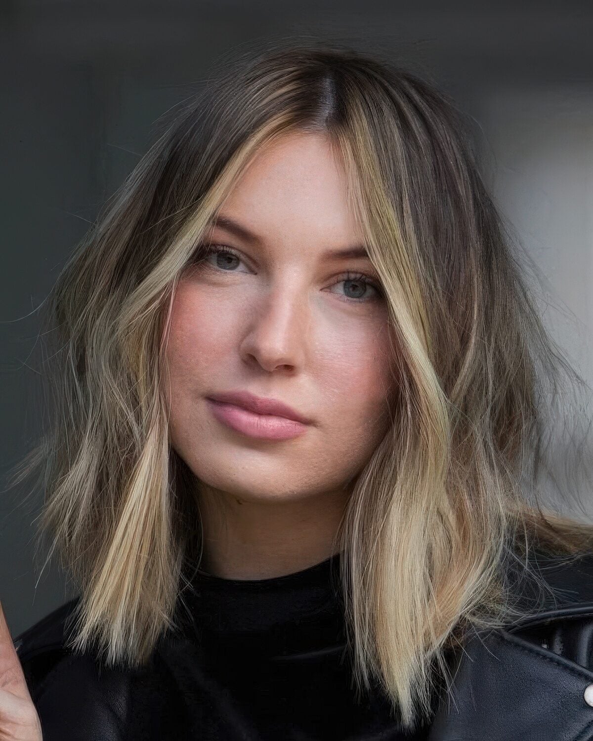 Chin Length Blunt Bob With Lighter Blonde Money Piece Chin Length Blunt Bob With Lighter Blonde Money Piece — Trendy Money Piece Hair