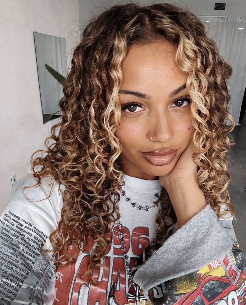Shoulder Length Layers With Curly Texture and Blonde Money Piece Shoulder Length Layers With Curly Texture and Blonde Money Piece — Trendy Money Piece Hair