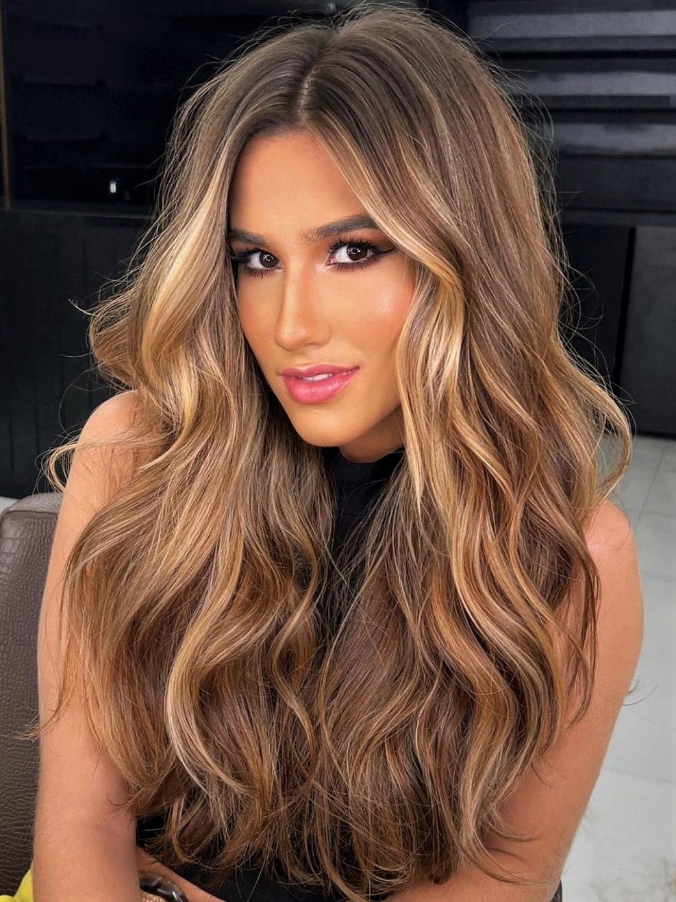 Mid-Back Wavy Hair With Dark Brown Base and Blonde, Close-Up Take Mid-Back Wavy Hair With Dark Brown Base and Blonde, Close-Up Take — Trendy Money Piece Hair