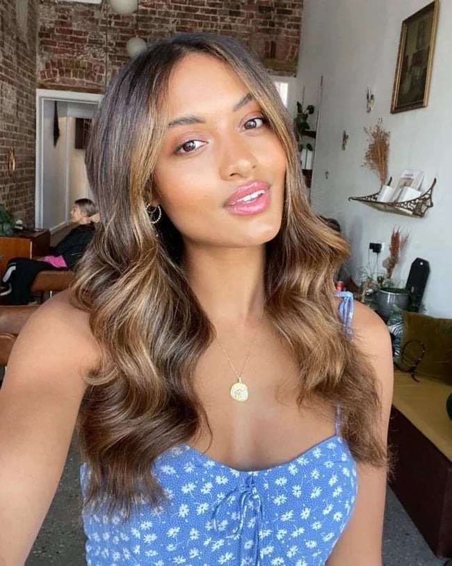 Mid-Back Wavy Dark Brown With Blonde Money Piece and Curtain Bangs Mid-Back Wavy Dark Brown With Blonde Money Piece and Curtain Bangs — Trendy Money Piece Hair