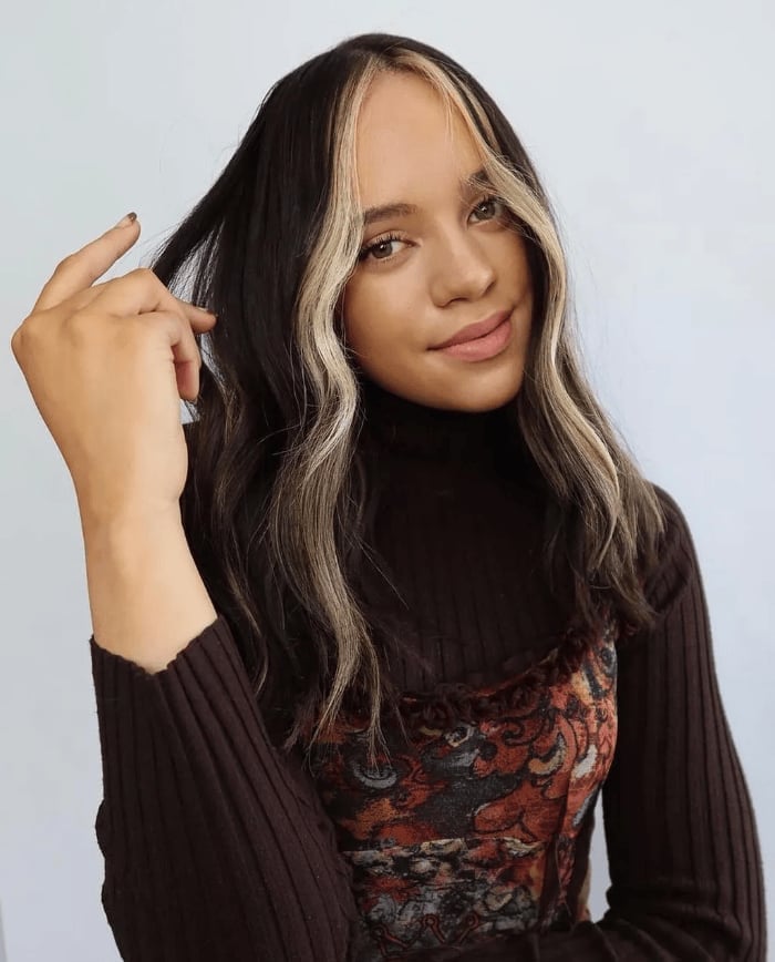 Mid-Back Wavy Thick Hair With Blonde Money Piece Mid-Back Wavy Thick Hair With Blonde Money Piece — Trendy Money Piece Hair