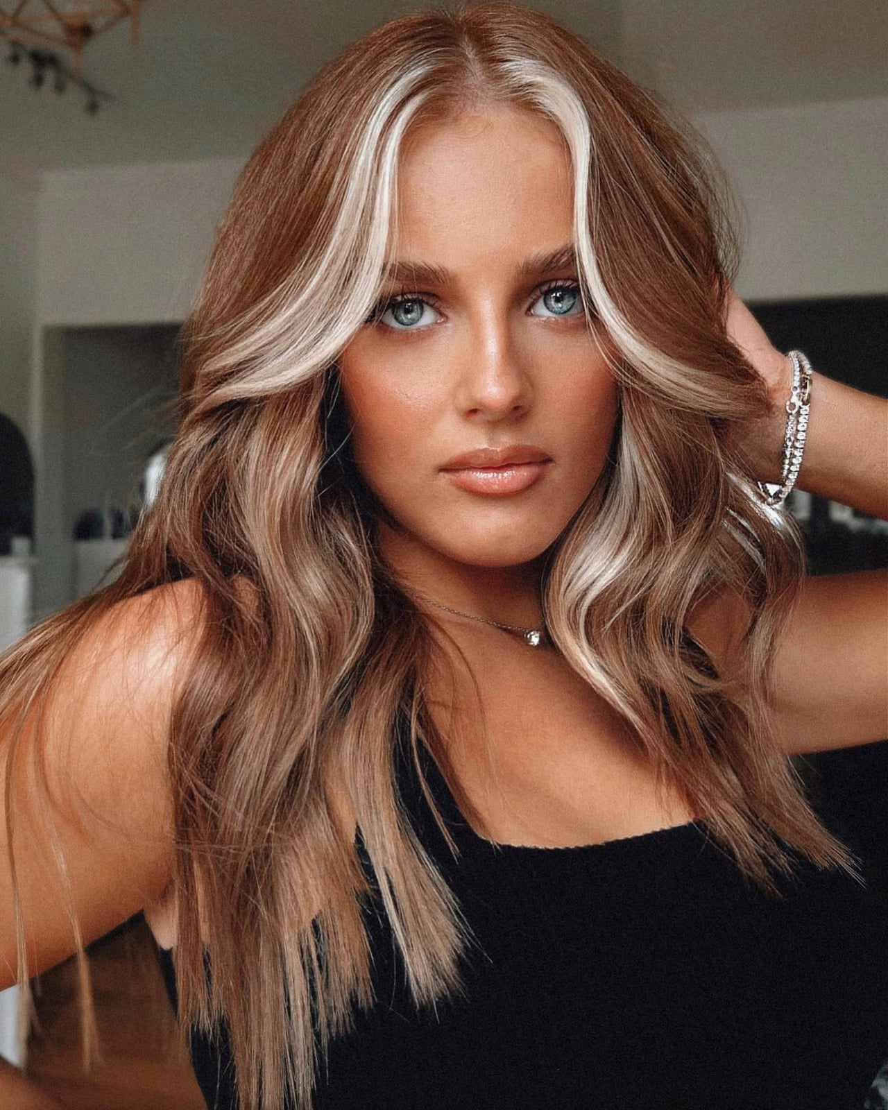 Mid-Back Honey Blonde With Platinum Blonde Money Piece, Wavy Mid-Back Honey Blonde With Platinum Blonde Money Piece, Wavy — Trendy Money Piece Hair