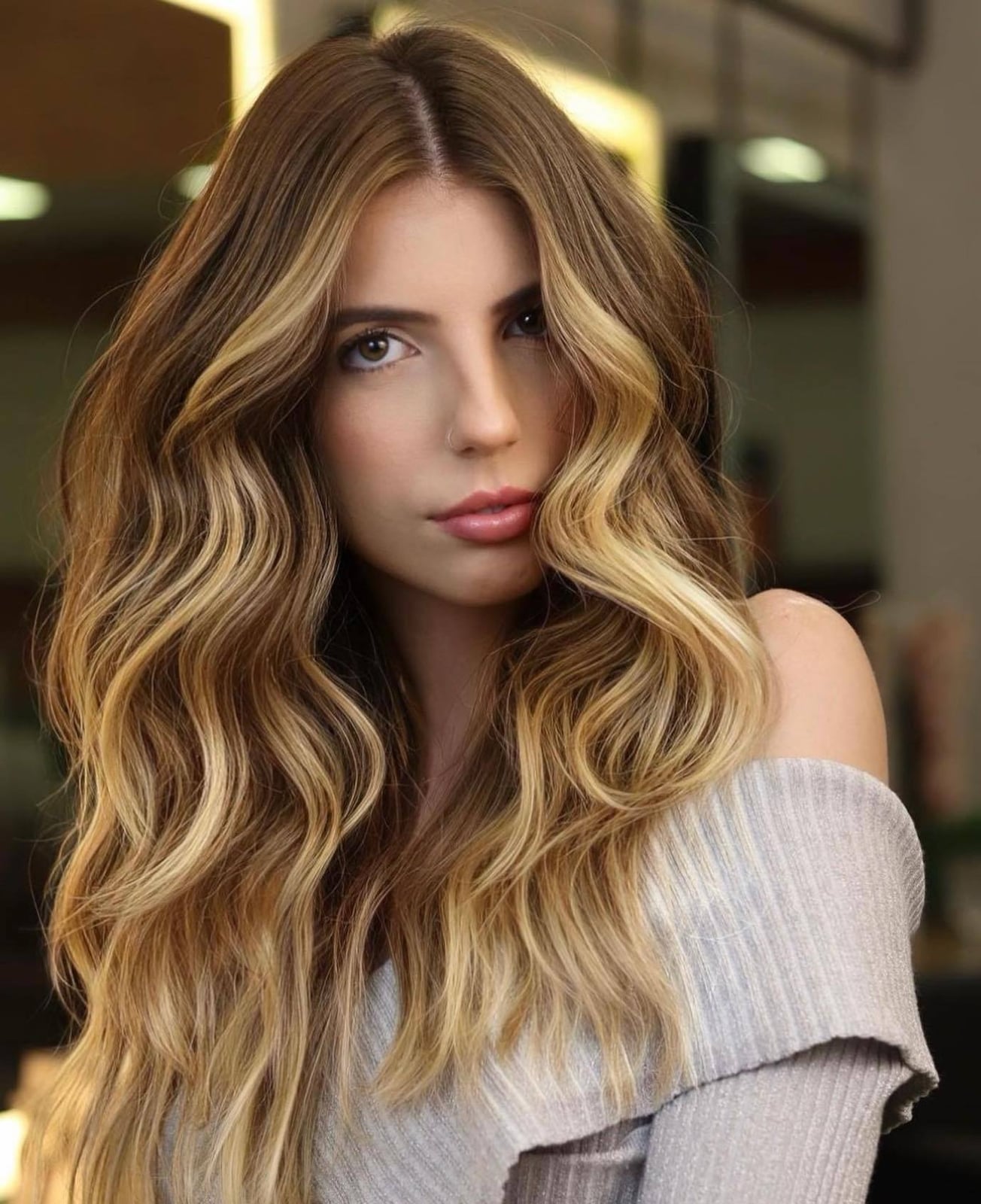 Mid-Back Dark Blonde With Lighter Blonde Money Piece, Wavy Mid-Back Dark Blonde With Lighter Blonde Money Piece, Wavy — Trendy Money Piece Hair