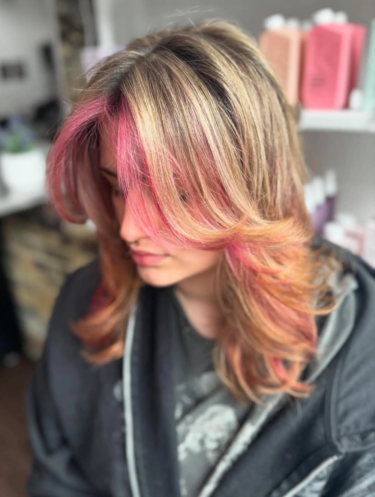Collarbone Butterfly Layers With Pink and Orange Money Piece Collarbone Butterfly Layers With Pink and Orange Money Piece — Trendy Money Piece Hair