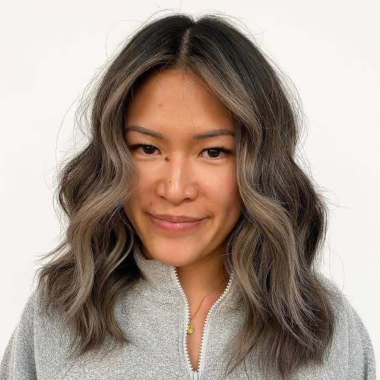 Collarbone Layers Dark Brown With Blonde Money Piece, Close-Up Take Collarbone Layers Dark Brown With Blonde Money Piece, Close-Up Take — Trendy Money Piece Hair