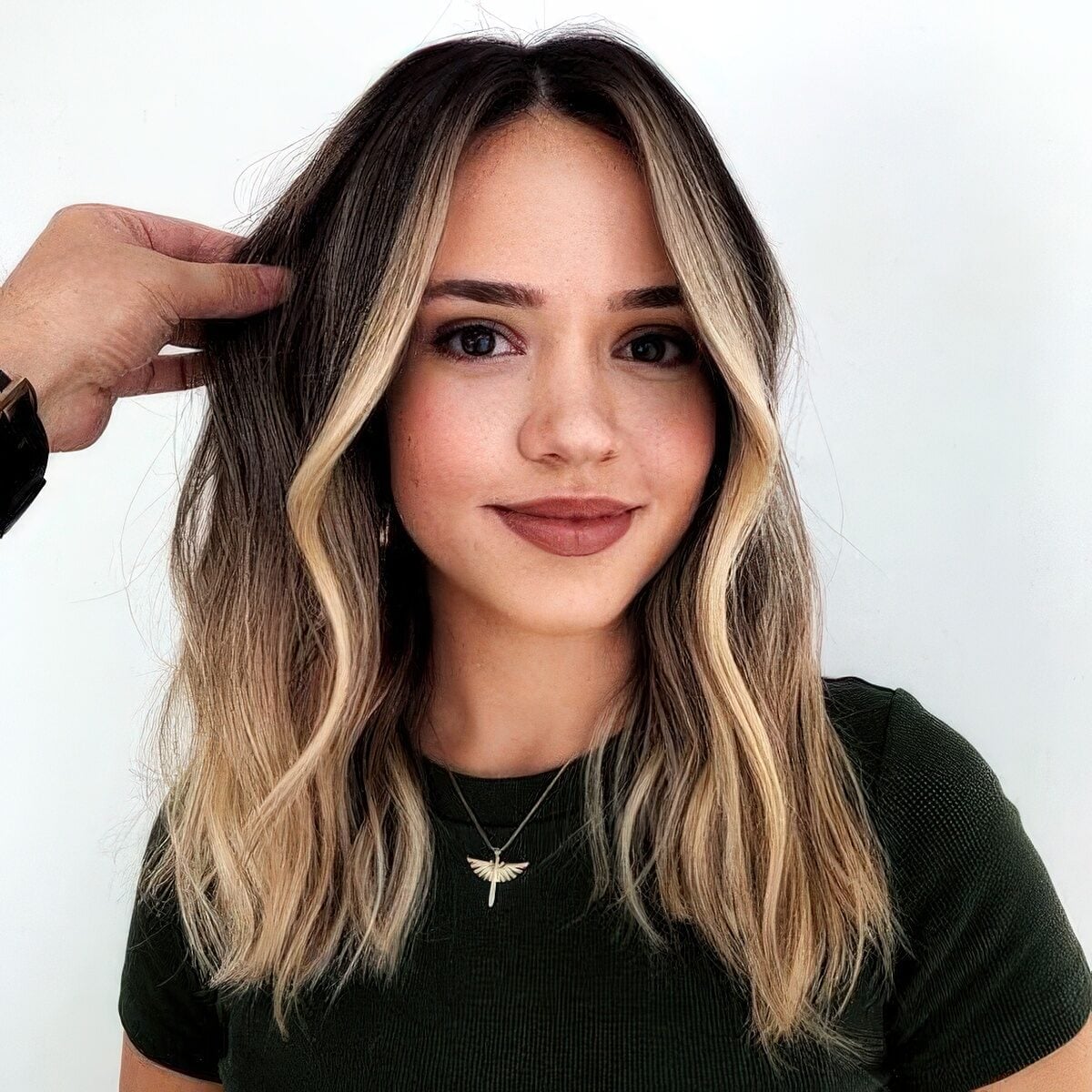 Collarbone Lob With Chunky Blonde Money Piece and Curtain Bangs Collarbone Lob With Chunky Blonde Money Piece and Curtain Bangs — Trendy Money Piece Hair