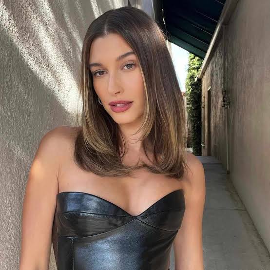 Collarbone Lob With Curtain Bangs and Blonde Money, Close-Up Take Collarbone Lob With Curtain Bangs and Blonde Money, Close-Up Take — Trendy Money Piece Hair