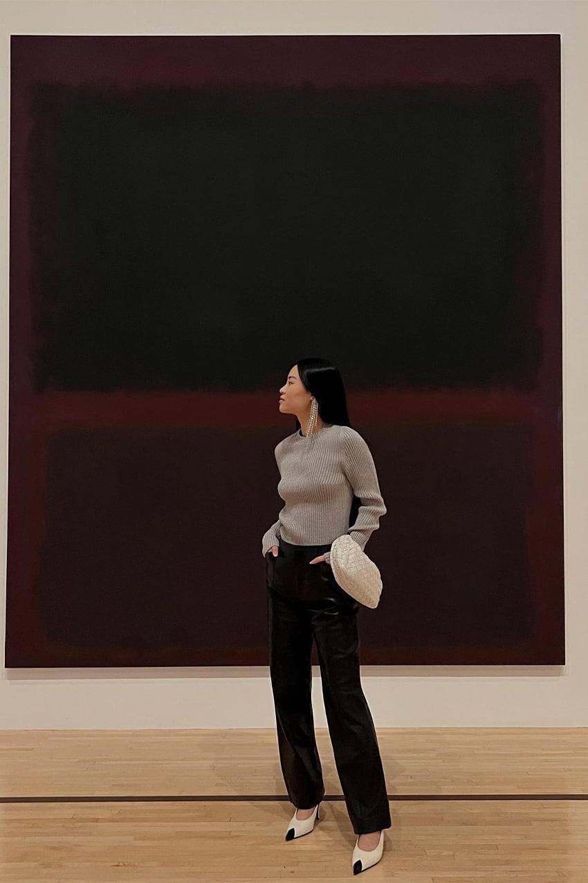 Leather Trousers With A Ribbed Knit Sweater Leather Trousers With A Ribbed Knit Sweater — Trendy Museum Outfits