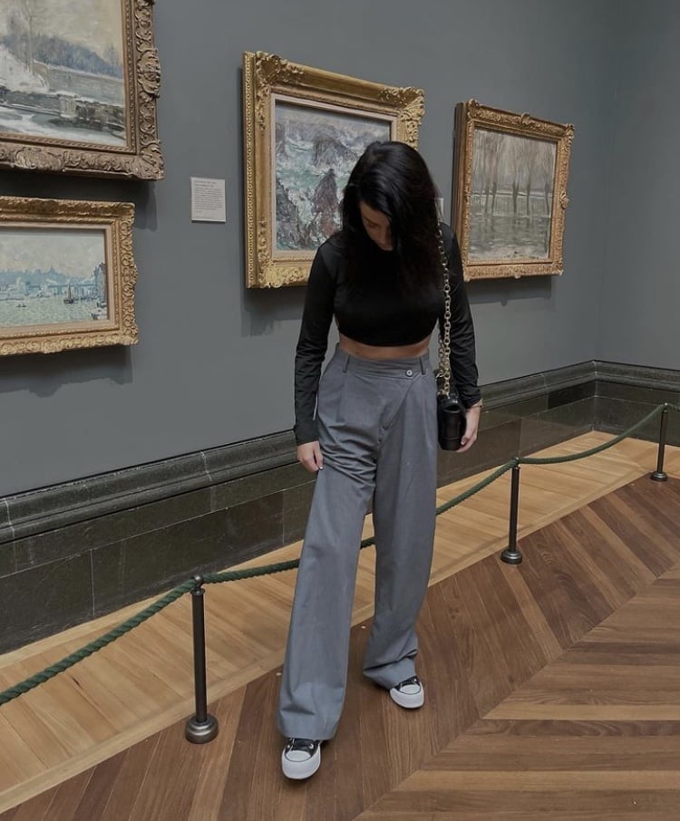 Cropped Top With Oversized Trousers Cropped Top With Oversized Trousers — Trendy Museum Outfits