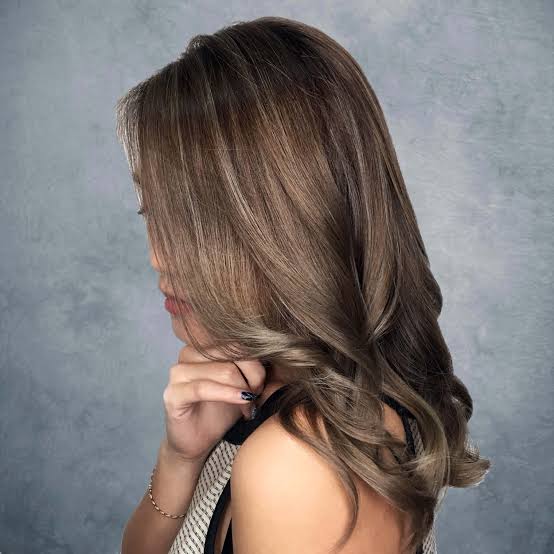 Collarbone Mushroom Brown With Subtle Highlights Collarbone Mushroom Brown With Subtle Highlights — Trendy Mushroom Brown Hair Color