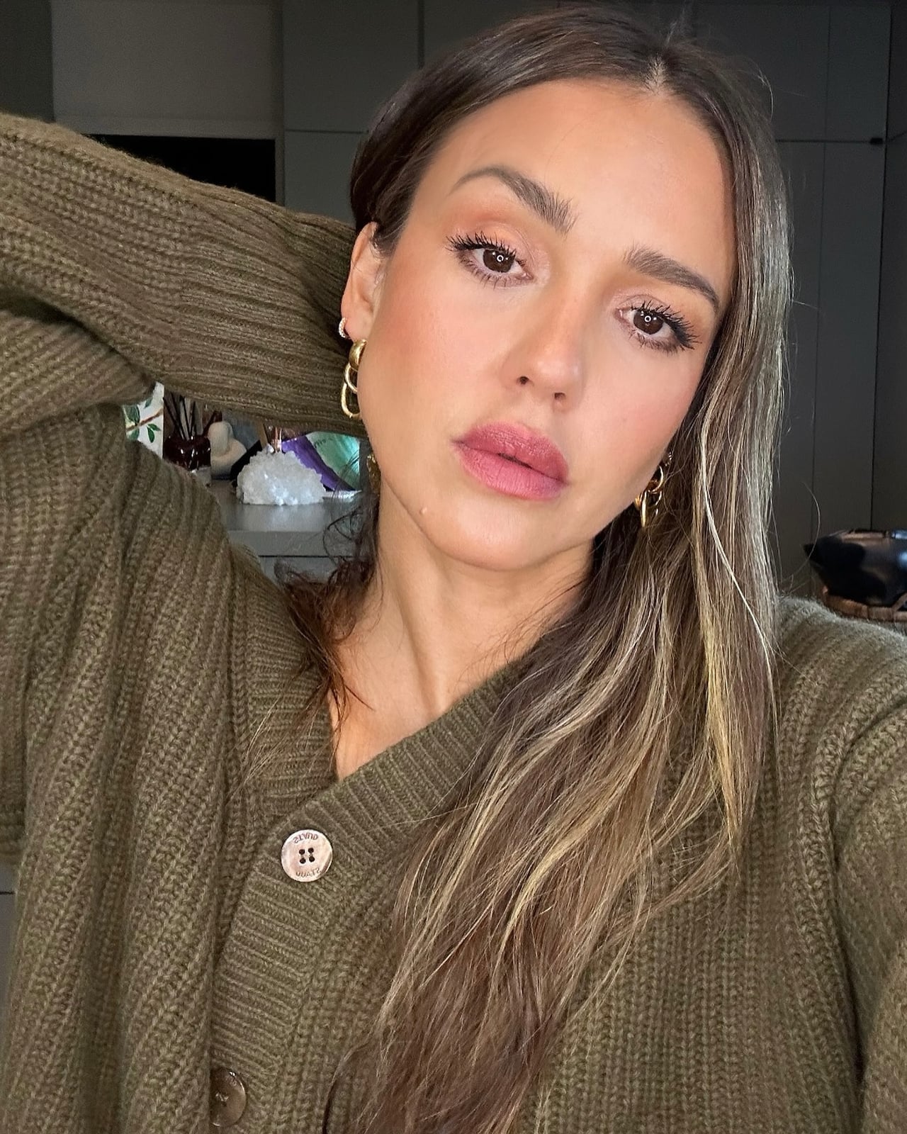 Collarbone Mushroom Brown With Dimensional Highlights Collarbone Mushroom Brown With Dimensional Highlights — Trendy Mushroom Brown Hair Color