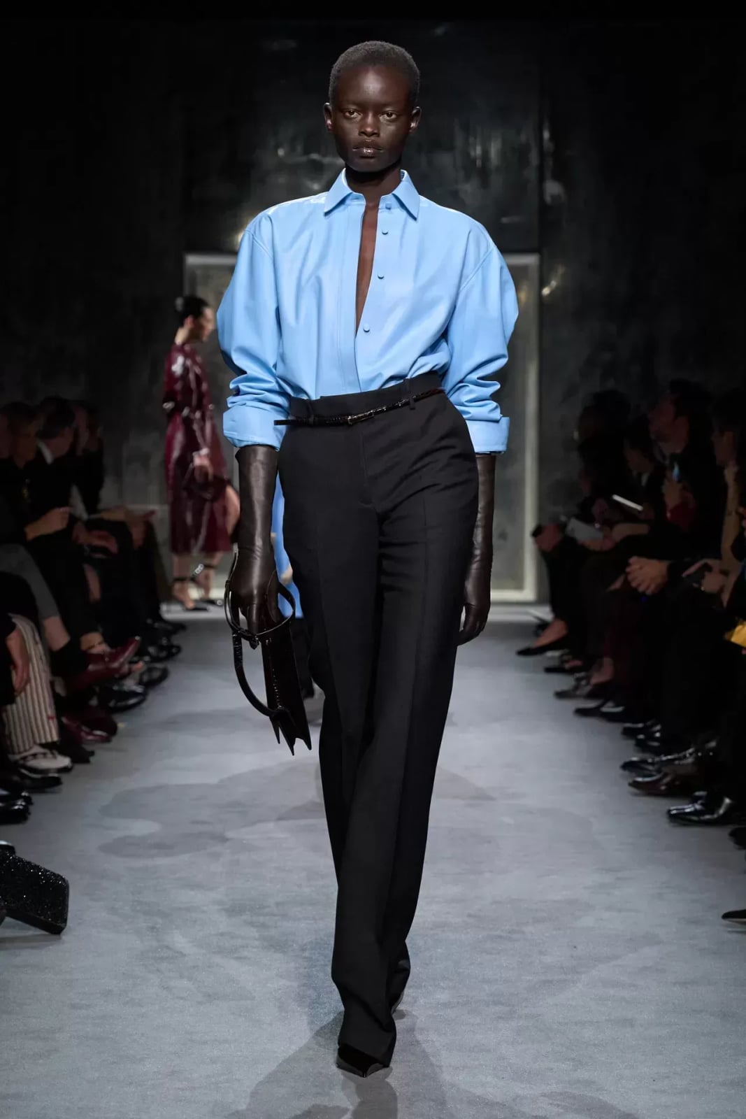 Light Blue Oversized Shirt with Wide-Leg Trousers and Gloves Light Blue Oversized Shirt with Wide-Leg Trousers and Gloves — Trendy Office Siren Outfits