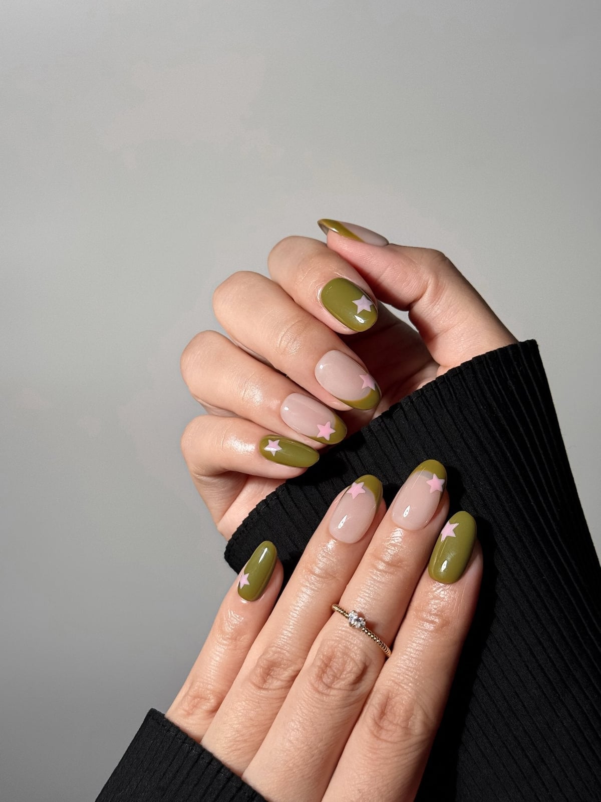 Olive Green Light Pink Star Medium Almond Nails Olive Green Light Pink Star Medium Almond Nails — Trendy Olive Green Nails