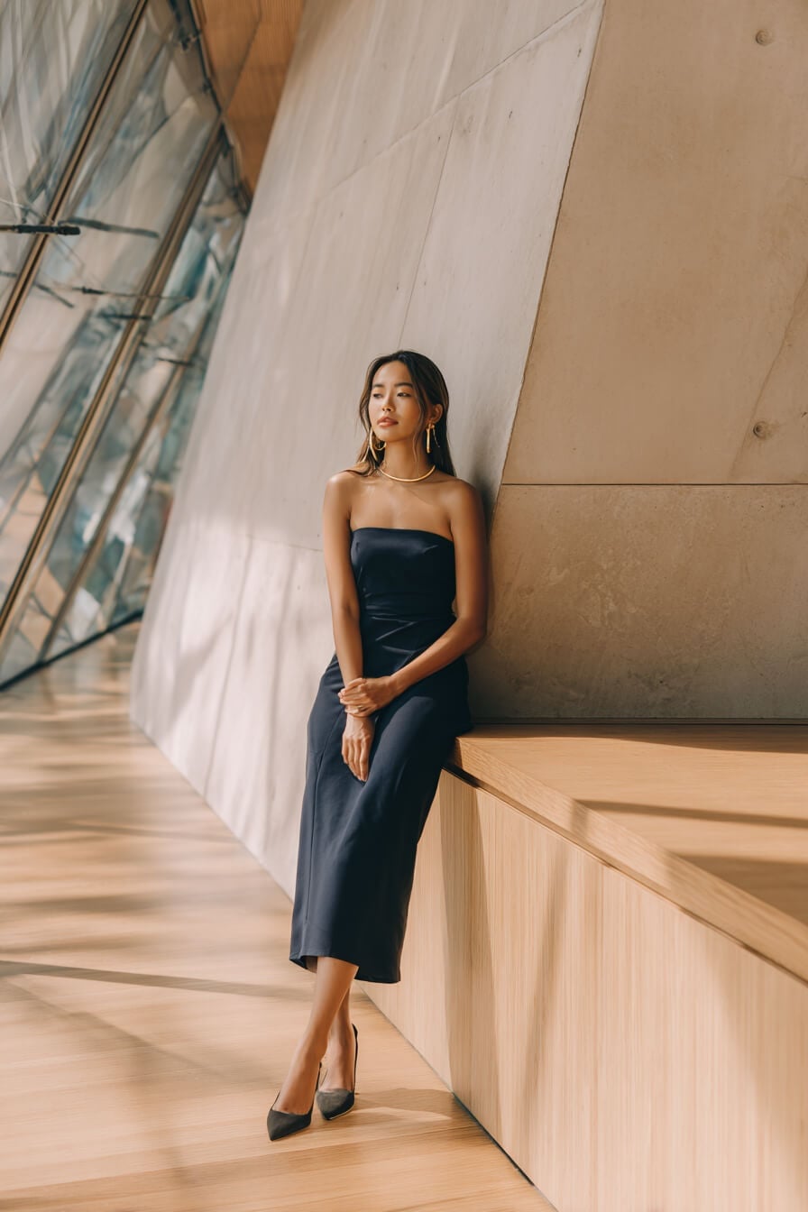 Navy Blue Strapless Midi Dress With Gold Choker Navy Blue Strapless Midi Dress With Gold Choker — Trendy Opera Outfits