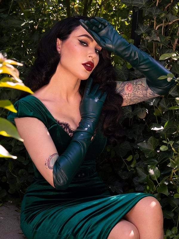 Emerald Green Velvet Dress With Dark Green Opera Gloves Emerald Green Velvet Dress With Dark Green Opera Gloves — Trendy Opera Outfits