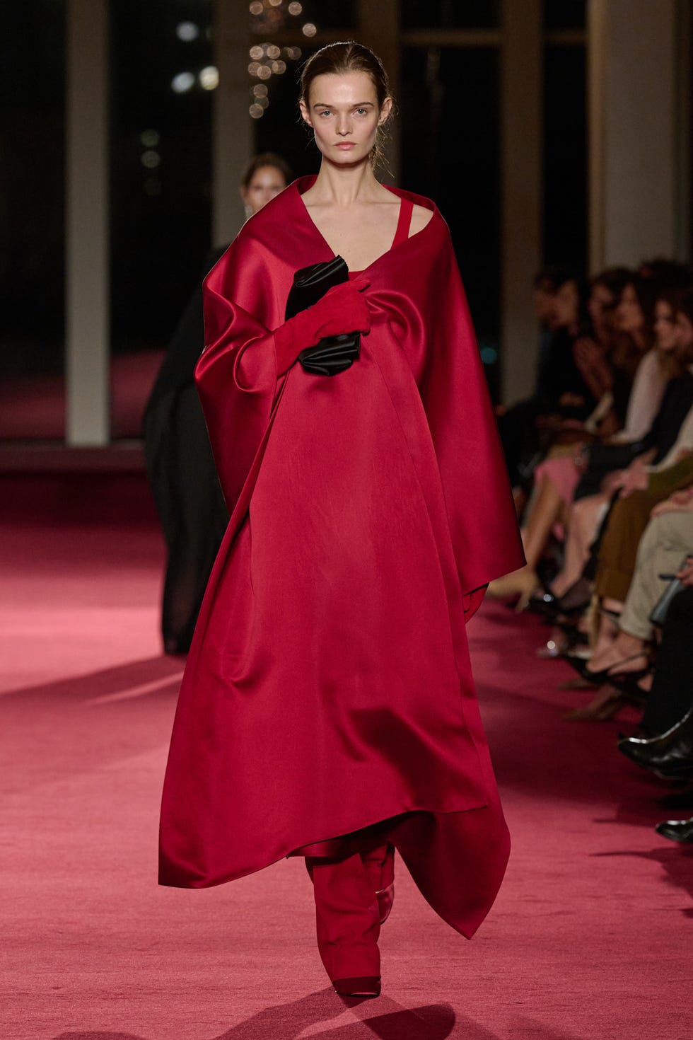 Voluminous Red Satin Cape With Matching Opera Gloves, Close-Up Take Voluminous Red Satin Cape With Matching Opera Gloves, Close-Up Take — Trendy Opera Outfits