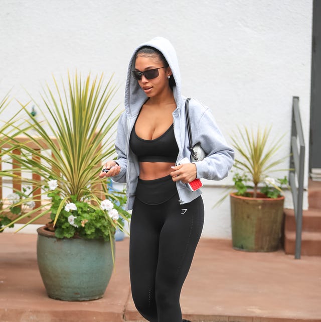 Black Set with Gray Hoodie and White Sneakers — Trendy Pilates Outfits