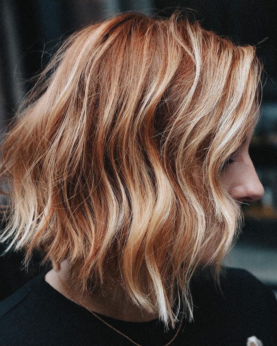 Wavy Bob With Natural Blonde Highlights and A Side Parting Wavy Bob With Natural Blonde Highlights and A Side Parting — Trendy Red Hair with Highlights