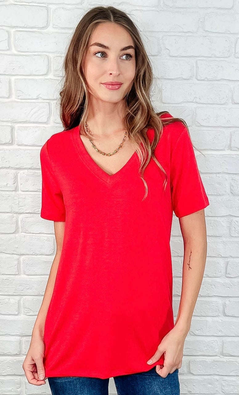 Simple Red V-Neck T-Shirt with Gold Necklace Simple Red V-Neck T-Shirt with Gold Necklace — Trendy Red Top Outfits
