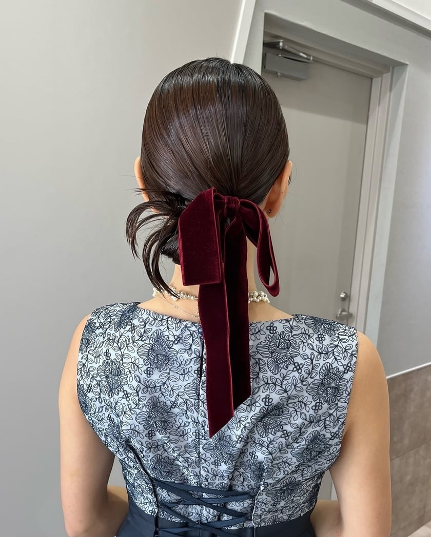 Shoulder Length Ponytail With Burgundy Bow — Trendy Ribbon Hair