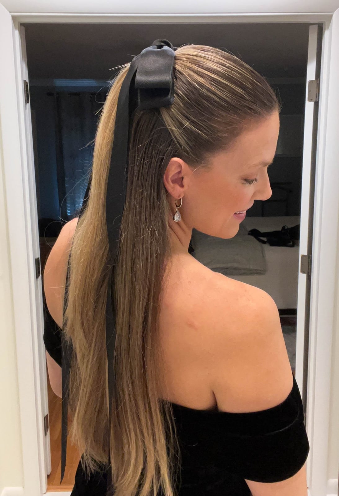 Mid-Back Ponytail With Black Ribbon, Straight — Trendy Ribbon Hair