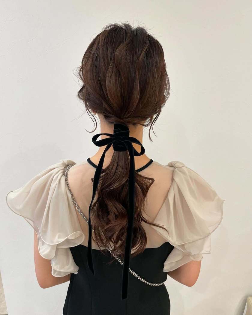Mid-Back Wavy Ponytail With Velvet Bow — Trendy Ribbon Hair