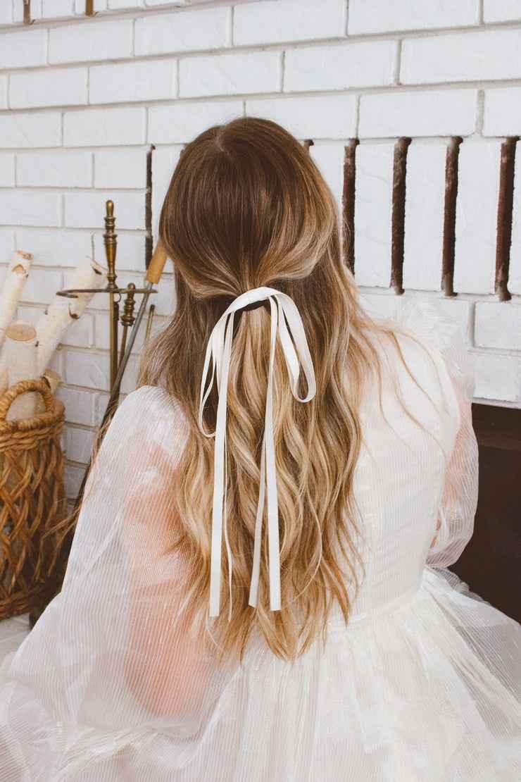Blonde Collarbone Ponytail With Pink Ribbon — Trendy Ribbon Hair