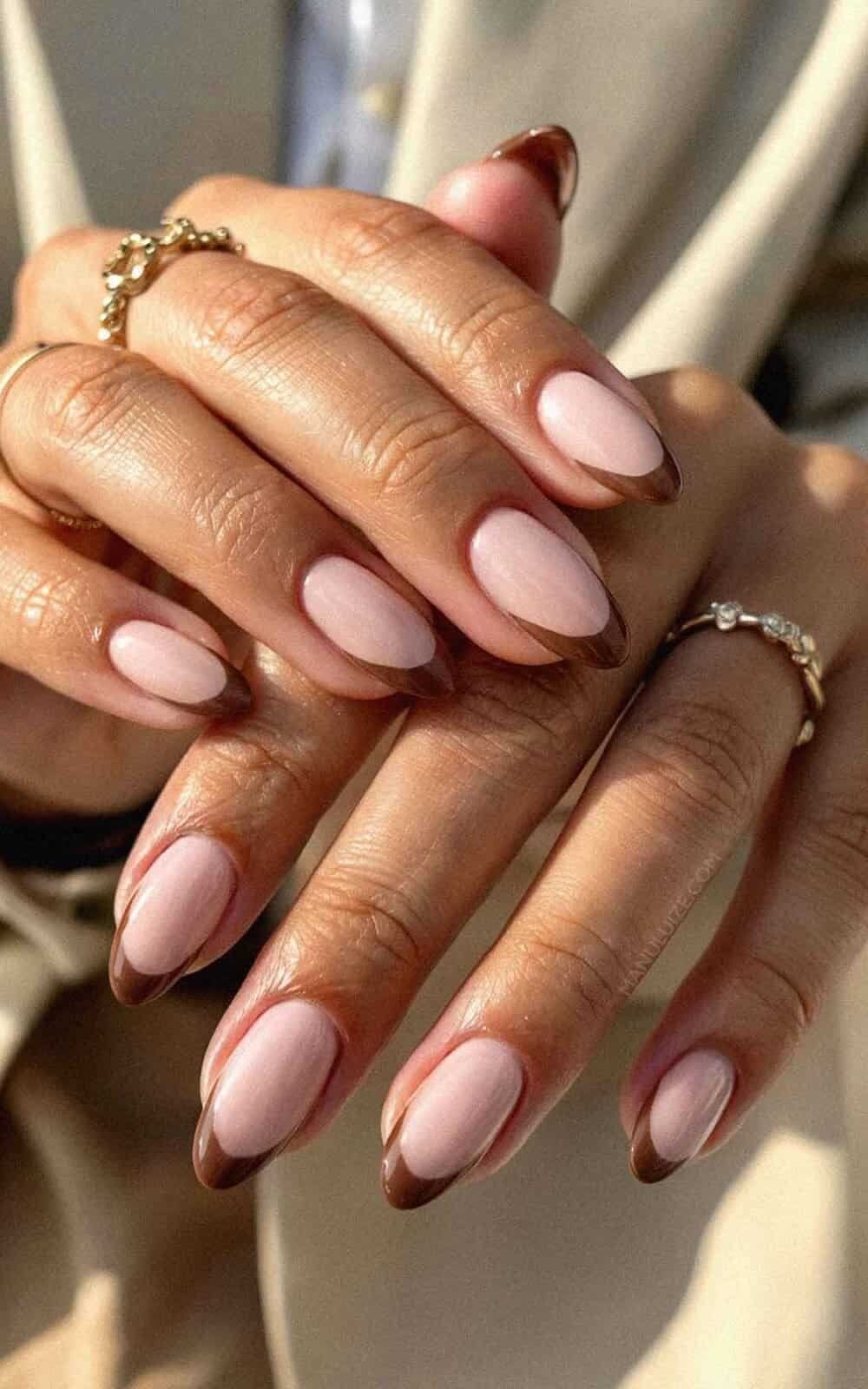 Deep Brown Cat-Eye Medium Round Nails With Sheer Pink Base — Trendy Round Nails