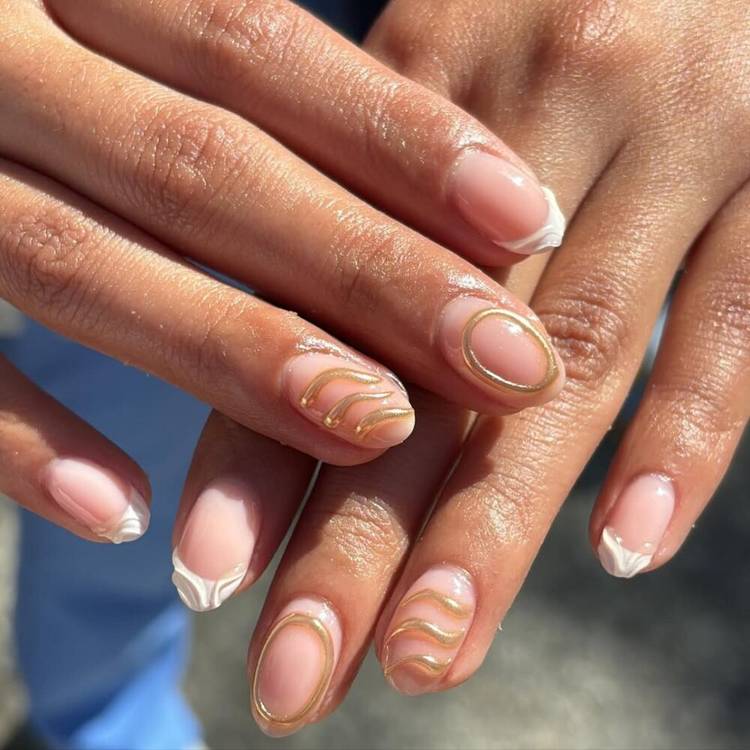 Nude Gold Wavy Line Short Oval Nails — Trendy Round Nails