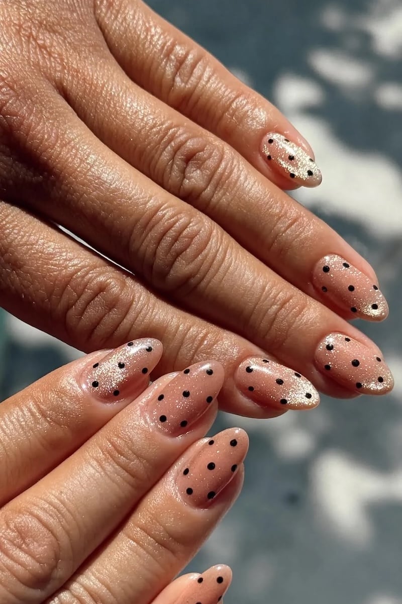 Sheer Nude Shimmer Scattered Polka Dot Short Round Nails — Trendy Round Nails
