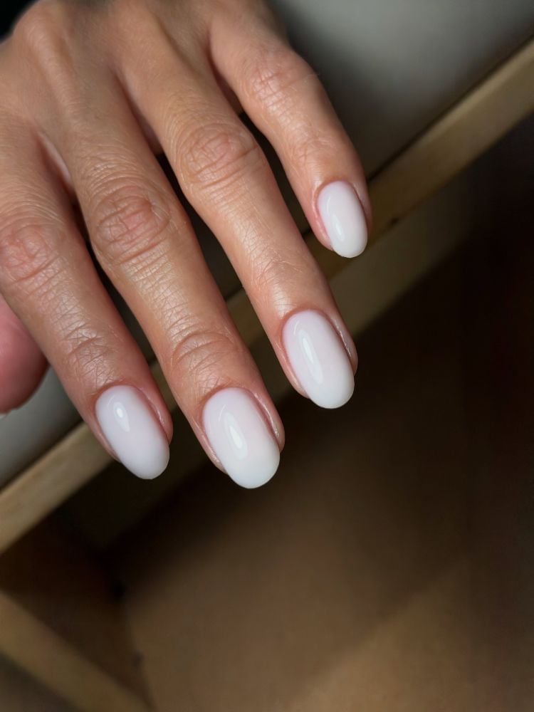 Sheer Nude Turquoise Ombre Wave Art Short Round Nails — Trendy Round Nails